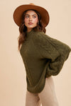 TEXTURED CABLE KNIT HIGHNECK SWEATER: OLIVE / L