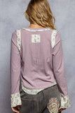 Long sleeve v neck print patch ruffle rib knit top: OFF WHITE / S