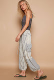 Oversized floral pattern printed knit pants: GREY MULTI / M