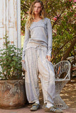 Oversized floral pattern printed knit pants: GREY MULTI / L