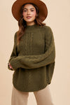 TEXTURED CABLE KNIT HIGHNECK SWEATER: OLIVE / L