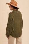 TEXTURED CABLE KNIT HIGHNECK SWEATER: OLIVE / L