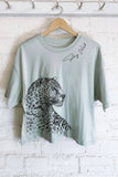 STAY WILD LEOPARD GRAPHIC LONG CROP TOP: Dusty mint