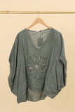 Blouse with a flower in 100% Linen REF. 11209: White